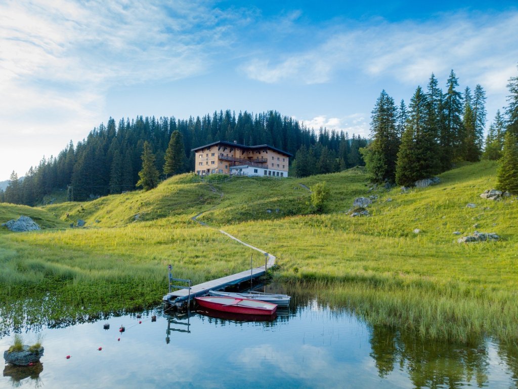 Der Körbersee mit dem Hotel