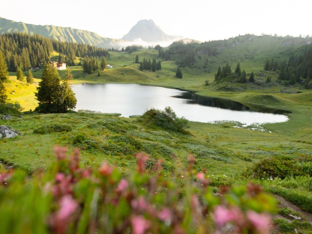 Körbersee mit Widderstein im Hintergrund