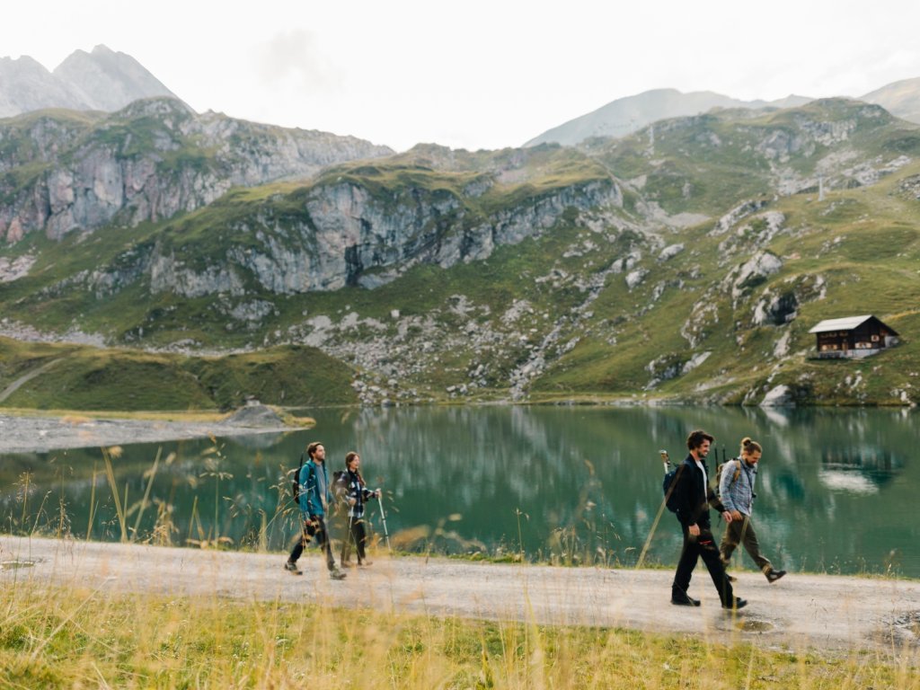 Wandern entlang des Zürsersee.