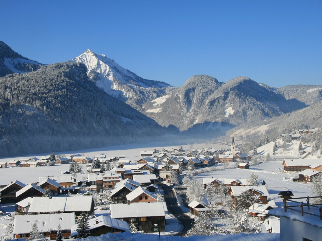 Blick auf das winterliche Bizau