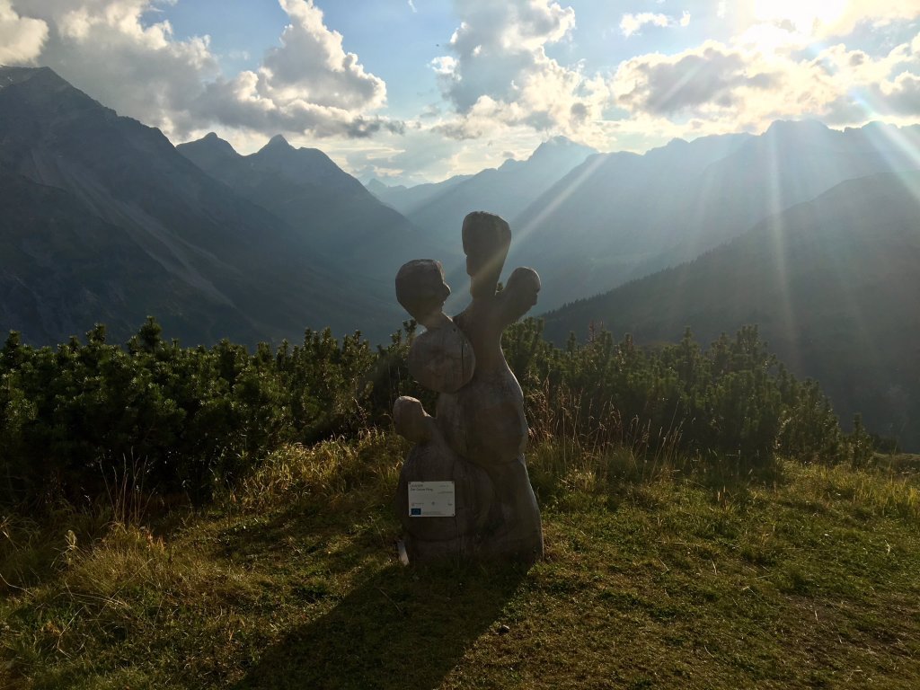 Blick ins Zugertal mit einer weiteren Kunstinstallation entlang des Weges