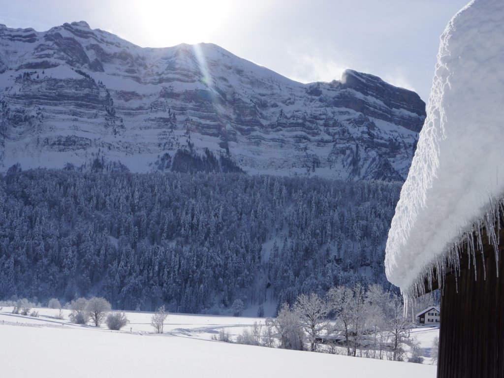 Winterwanderweg mit Blick auf die Kanisfluh