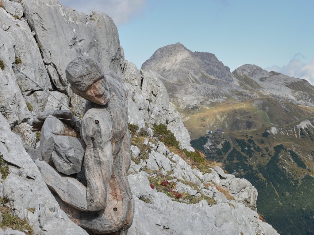 Riese wacht über die Bewohner des Biwaks