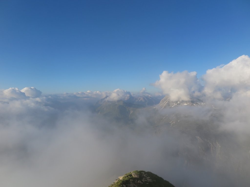 Wolkenstimmung am Gipfel des Omeshorn