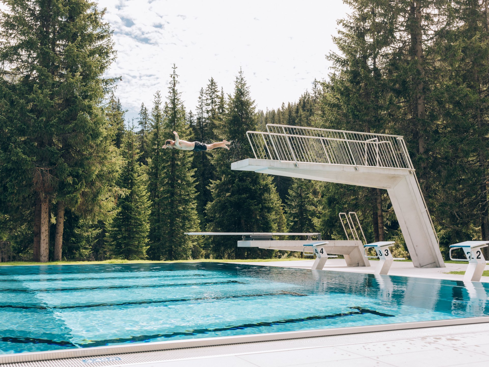 Schwimmbecken im Waldschwimmbad Lech