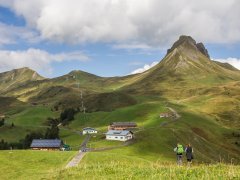 Blick auf Elsenalpstube, Mittagsspitze und Hohes Licht